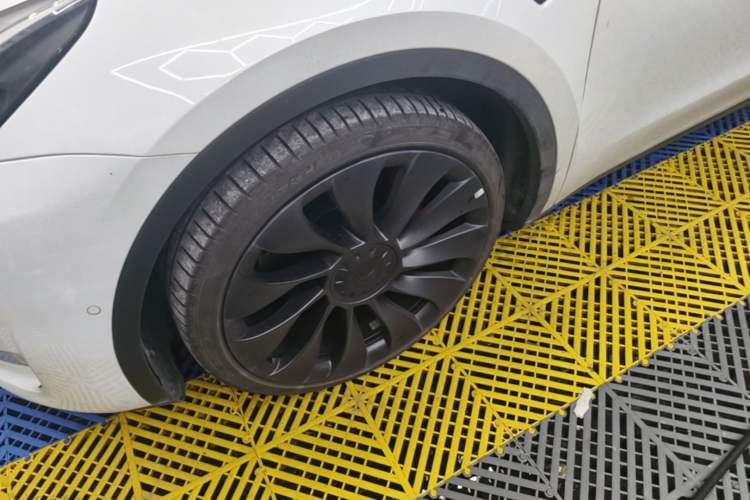 Used Tesla Model Y 2022 Performance High-Performance All-Wheel-Drive Version Left Front Wheel Hub
