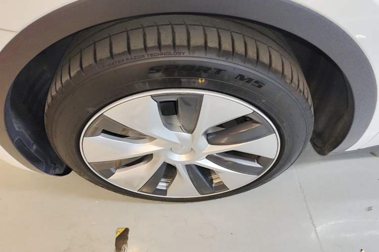 Used Tesla Model Y 2022 Long-Range All-Wheel-Drive Version Left Front Wheel Hub