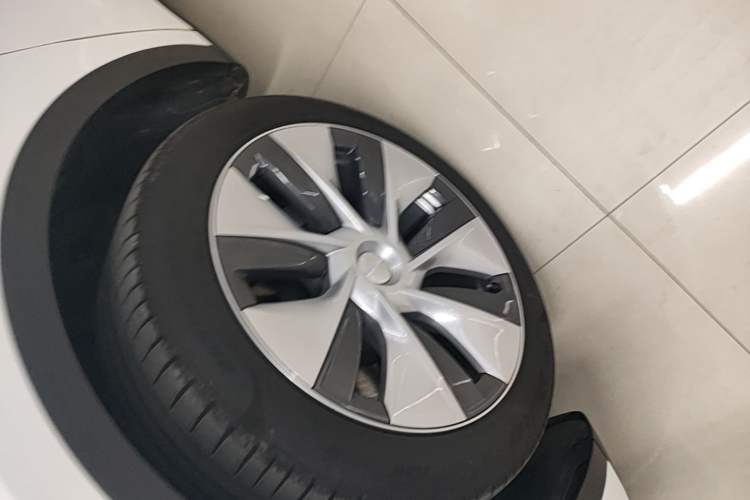 Used Tesla Model Y 2022 Rear-Wheel-Drive Version Left Front Wheel Hub