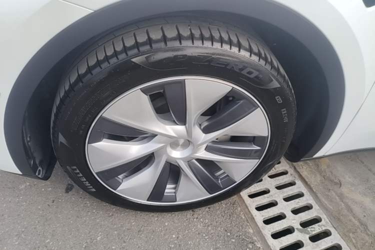 Used Tesla Model Y 2022 Rear-Wheel-Drive Version Left Front Wheel Hub