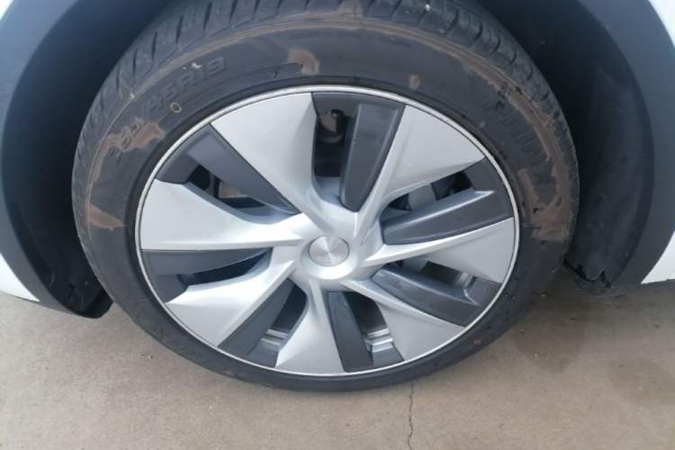Used Tesla Model Y 2022 Long-Range All-Wheel-Drive Version Left Front Wheel Hub
