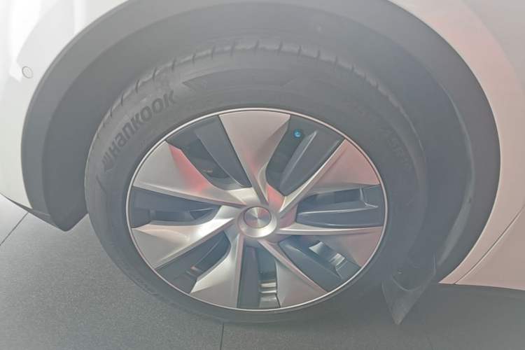 Used Tesla Model Y 2022 Long-Range All-Wheel-Drive Version Left Front Wheel Hub