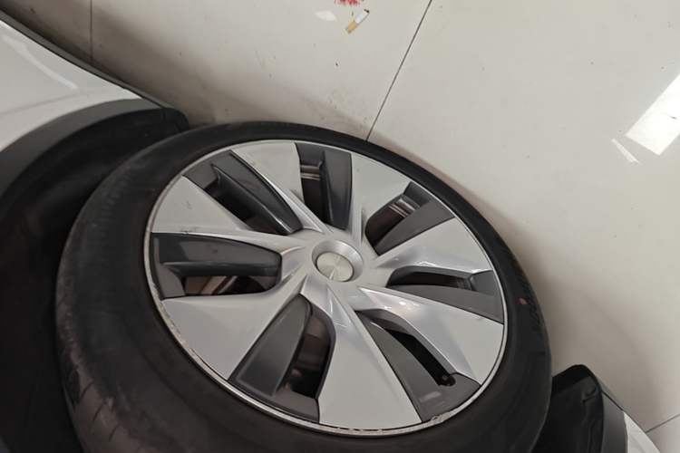 Used Tesla Model Y 2022 Long-Range All-Wheel-Drive Version Left Front Wheel Hub