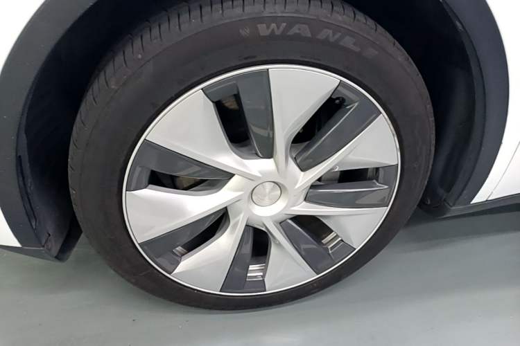 Used Tesla Model Y 2022 Rear-Wheel-Drive Version Left Front Wheel Hub