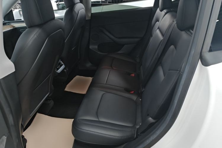 Used Tesla Model Y 2022 Long-Range All-Wheel-Drive Version Left Rear Seat