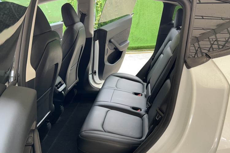 Used Tesla Model Y 2022 Long-Range All-Wheel-Drive Version Left Rear Seat