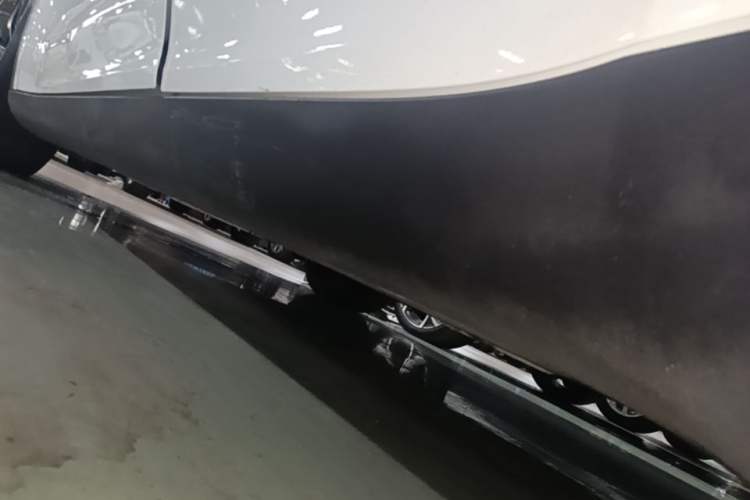 Used Tesla Model Y 2022 Performance High-Performance All-Wheel-Drive Version Left Side Sill