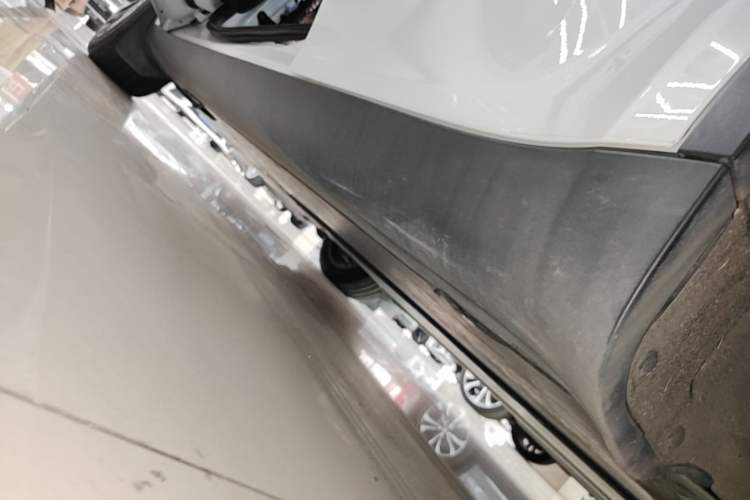 Used Tesla Model Y 2022 Long-Range All-Wheel-Drive Version Left Side Sill