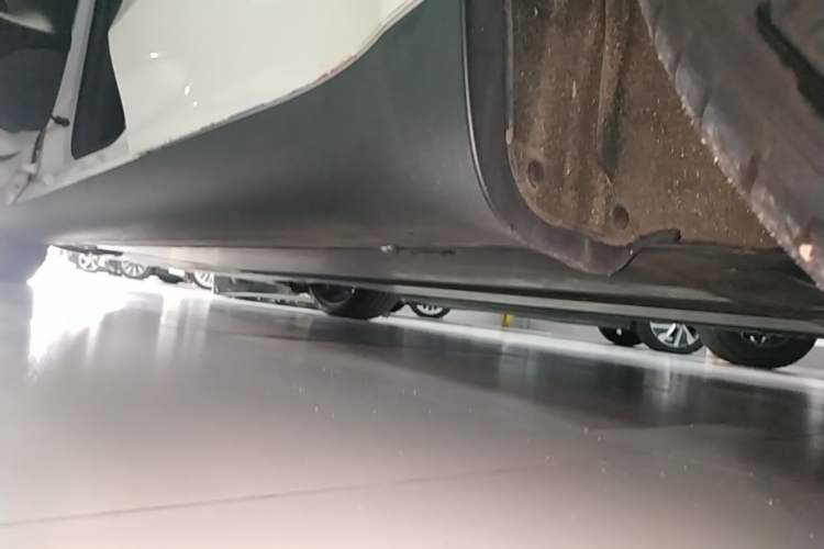 Used Tesla Model Y 2022 Performance High-Performance All-Wheel-Drive Version Left Side Sill