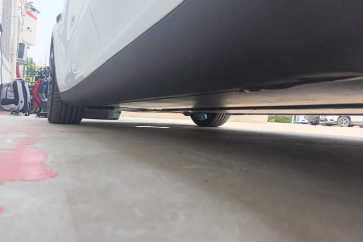 Used Tesla Model Y 2022 Performance High-Performance All-Wheel-Drive Version Left Side Sill