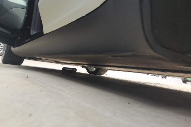 Used Tesla Model Y 2022 Performance High-Performance All-Wheel-Drive Version Left Side Sill