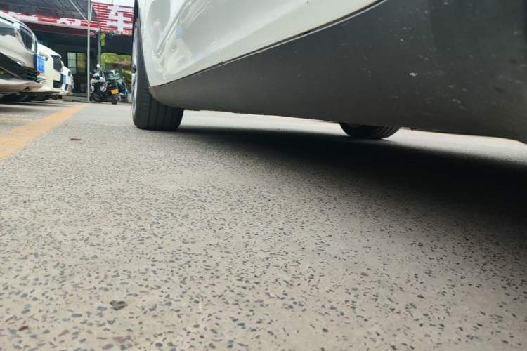 Used Tesla Model Y 2022 Long-Range All-Wheel-Drive Version Left Side Sill