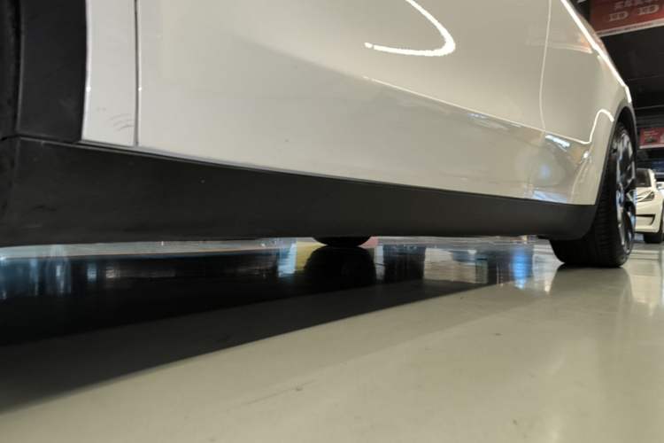 Used Tesla Model Y 2022 Performance High-Performance All-Wheel-Drive Version Left Side Sill