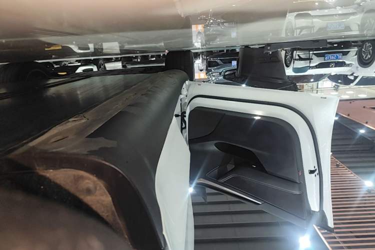 Used Tesla Model Y 2022 Long-Range All-Wheel-Drive Version Left Side Sill