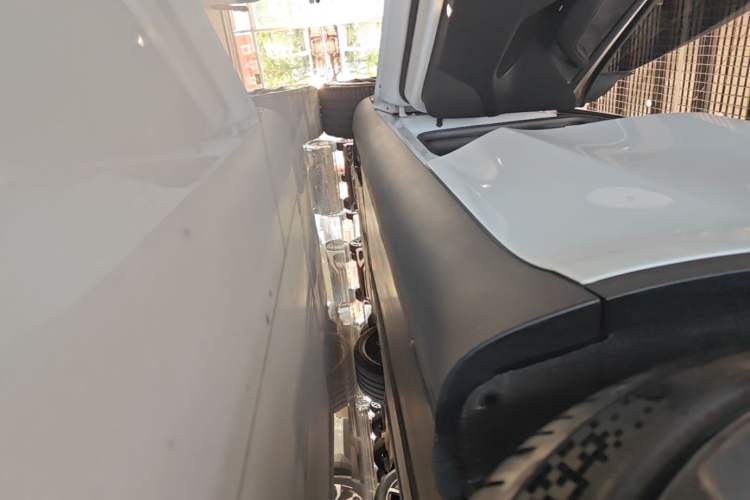 Used Tesla Model Y 2022 Performance High-Performance All-Wheel-Drive Version Left Side Sill
