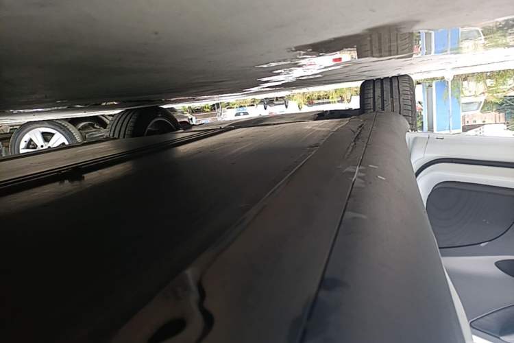 Used Tesla Model Y 2022 Long-Range All-Wheel-Drive Version Left Side Sill
