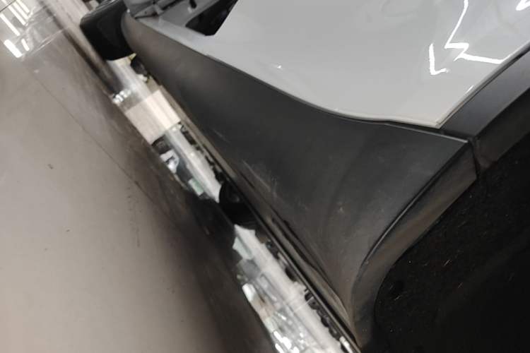 Used Tesla Model Y 2022 Long-Range All-Wheel-Drive Version Left Side Sill