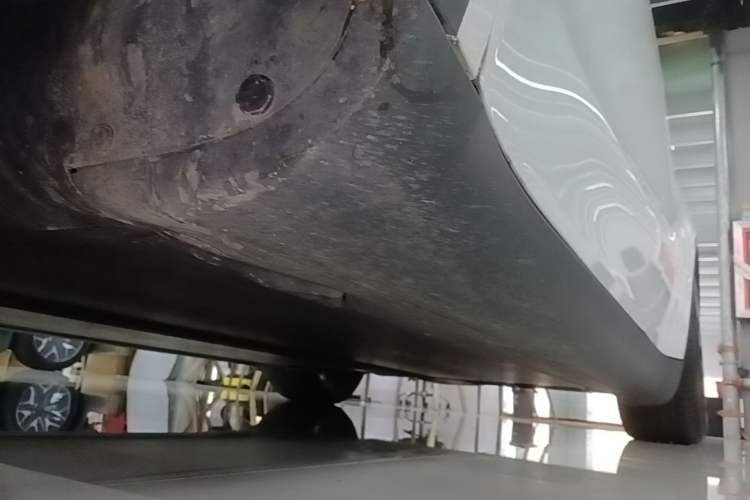 Used Tesla Model Y 2022 Performance High-Performance All-Wheel-Drive Version Left Side Sill