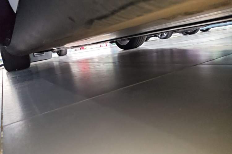 Used Tesla Model Y 2022 Performance High-Performance All-Wheel-Drive Version Left Side Sill