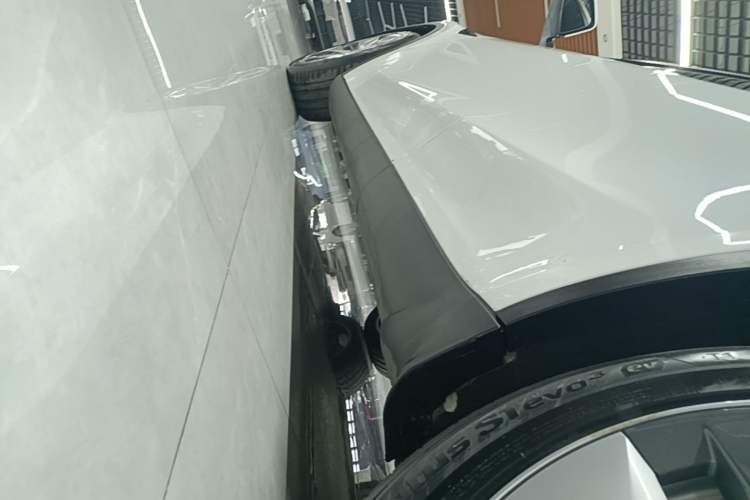 Used Tesla Model Y 2022 Long-Range All-Wheel-Drive Version Left Side Sill