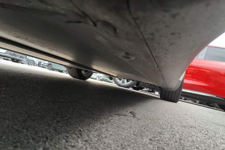 Used Tesla Model Y 2022 Long-Range All-Wheel-Drive Version Left Side Sill