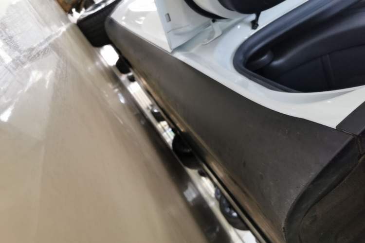 Used Tesla Model Y 2022 Performance High-Performance All-Wheel-Drive Version Left Side Sill