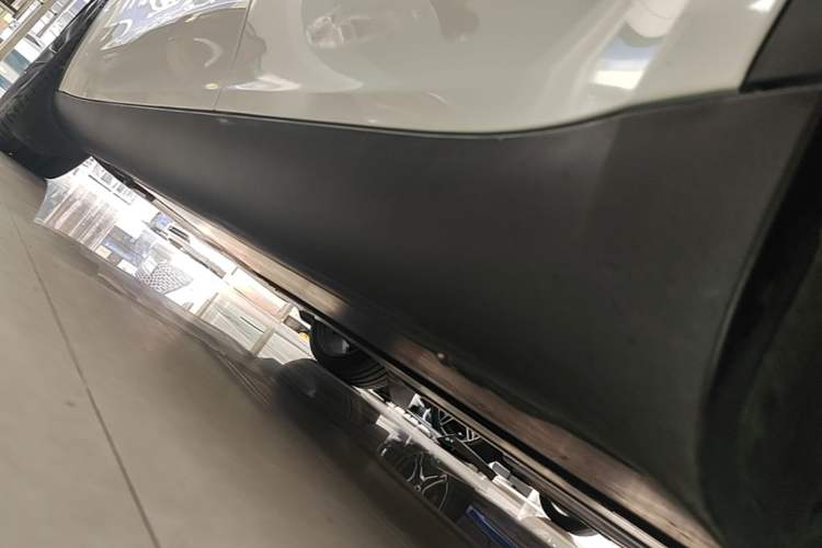 Used Tesla Model Y 2022 Performance High-Performance All-Wheel-Drive Version Left Side Sill