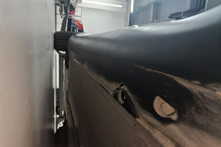 Used Tesla Model Y 2022 Long-Range All-Wheel-Drive Version Left Side Sill