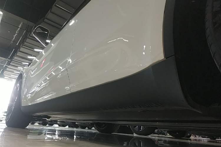 Used Tesla Model Y 2022 Long-Range All-Wheel-Drive Version Left Side Sill