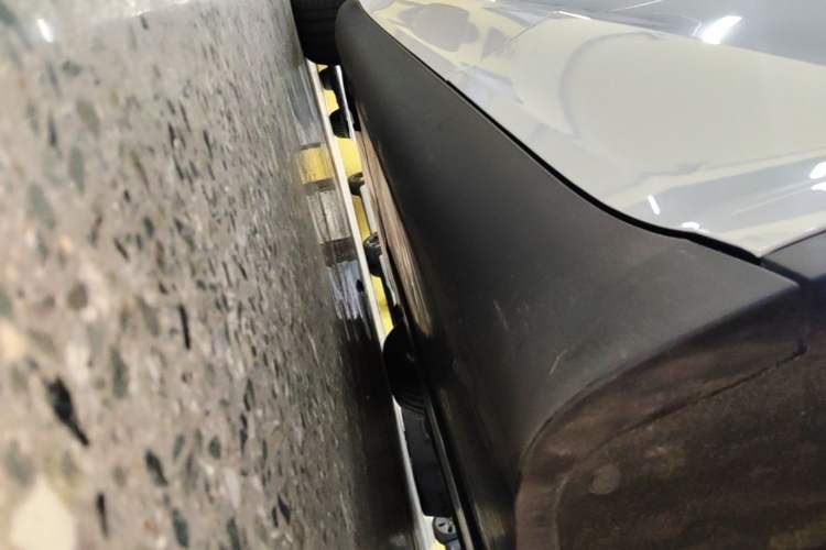 Used Tesla Model Y 2022 Long-Range All-Wheel-Drive Version Left Side Sill