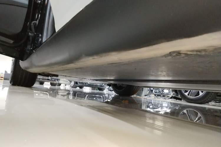 Used Tesla Model Y 2022 Long-Range All-Wheel-Drive Version Left Side Sill