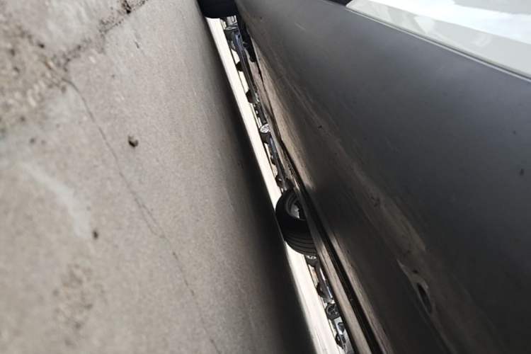 Used Tesla Model Y 2022 Long-Range All-Wheel-Drive Version Left Side Sill