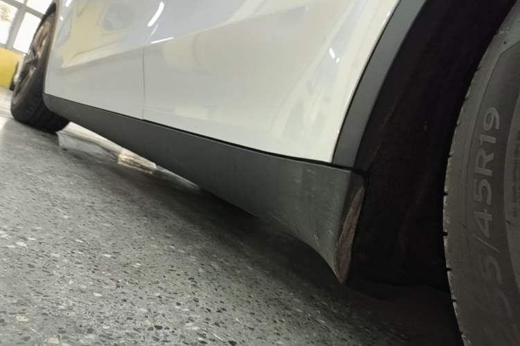 Used Tesla Model Y 2022 Long-Range All-Wheel-Drive Version Left Side Sill