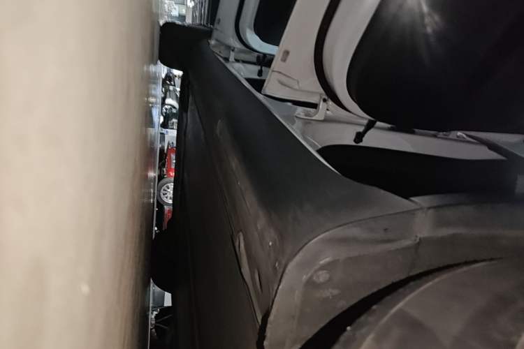 Used Tesla Model Y 2022 Revised Version Long-Range All-Wheel Drive Left Side Sill