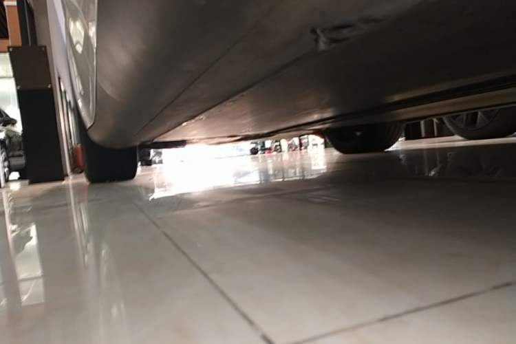 Used Tesla Model Y 2022 Long-Range All-Wheel-Drive Version Left Side Sill