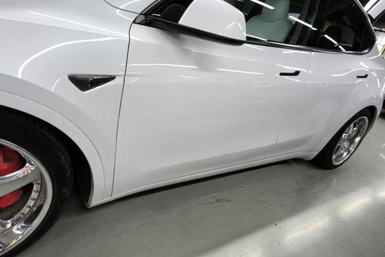 Used Tesla Model Y 2022 Performance High-Performance All-Wheel-Drive Version Left Side Sill