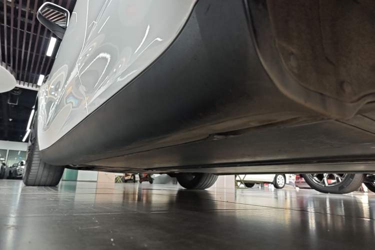 Used Tesla Model Y 2022 Long-Range All-Wheel-Drive Version Left Side Sill