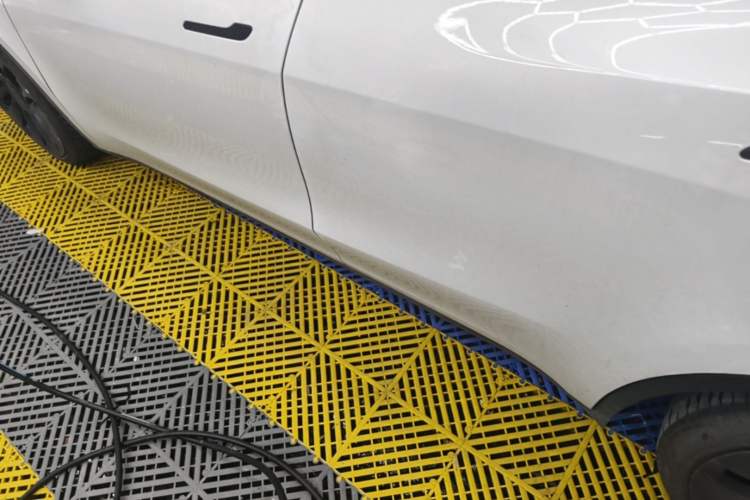 Used Tesla Model Y 2022 Performance High-Performance All-Wheel-Drive Version Left Side Sill