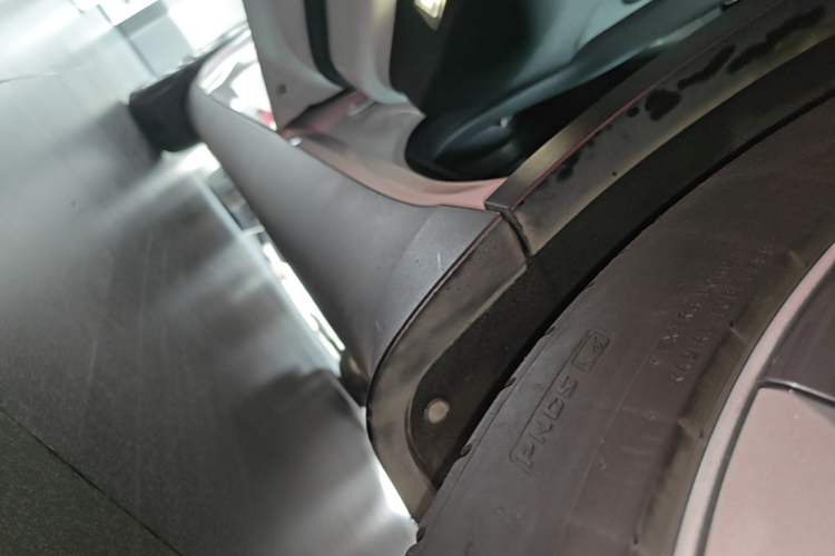 Used Tesla Model Y 2022 Long-Range All-Wheel-Drive Version Left Side Sill