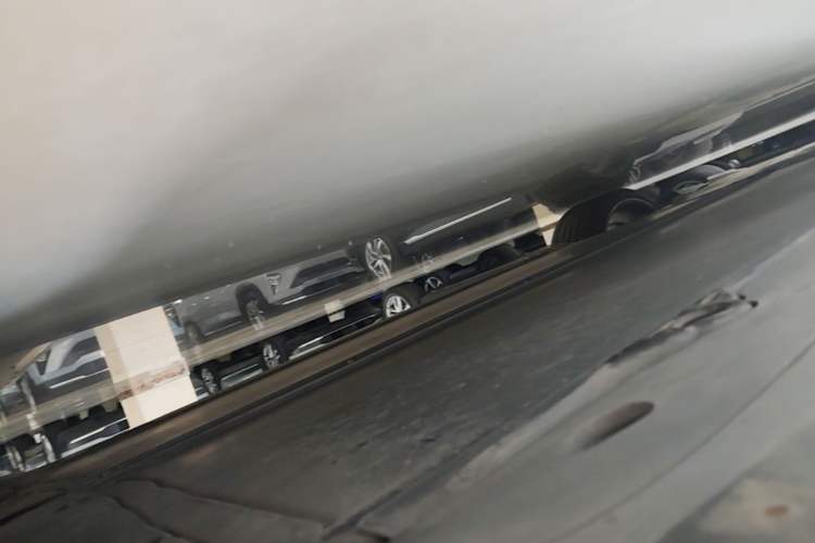 Used Tesla Model Y 2022 Performance High-Performance All-Wheel-Drive Version Left Side Sill