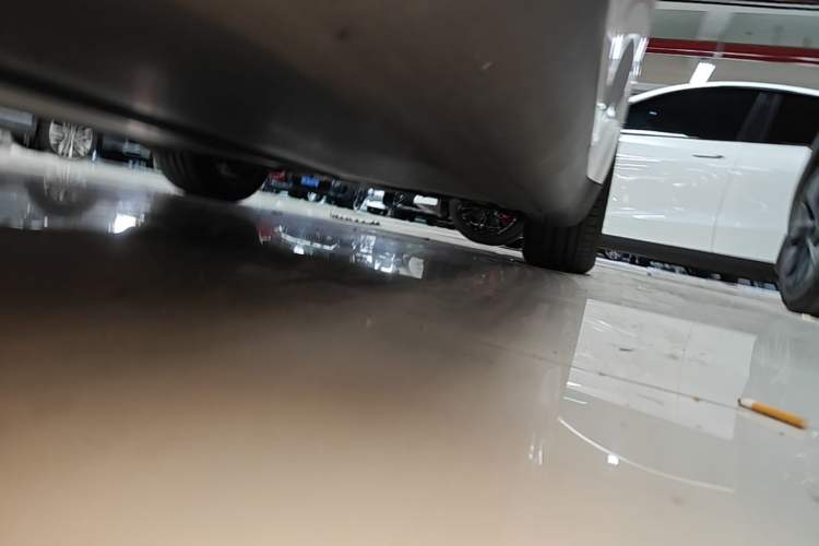 Used Tesla Model Y 2022 Long-Range All-Wheel-Drive Version Left Side Sill