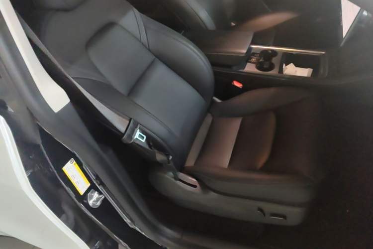 Used Tesla Model Y 2022 Long-Range All-Wheel-Drive Version Right Front Seat
