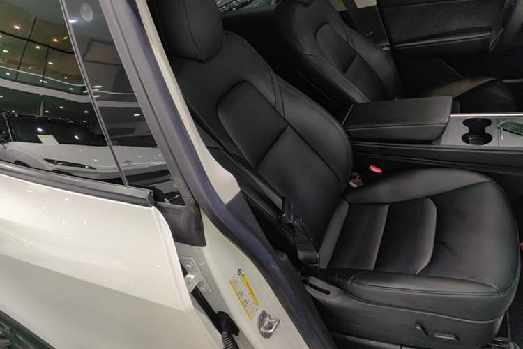 Used Tesla Model Y 2022 Long-Range All-Wheel-Drive Version Right Front Seat