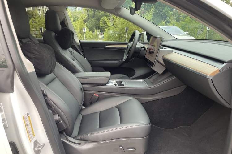 Used Tesla Model Y 2022 Rear-Wheel-Drive Version Right Front Seat