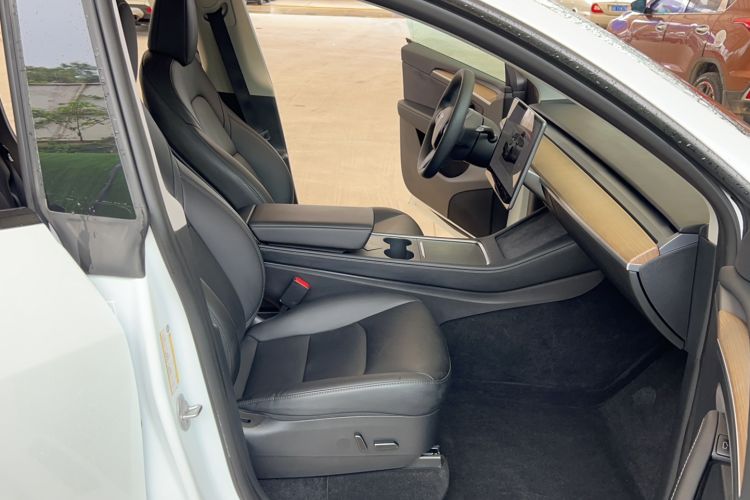 Used Tesla Model Y 2022 Long-Range All-Wheel-Drive Version Right Front Seat