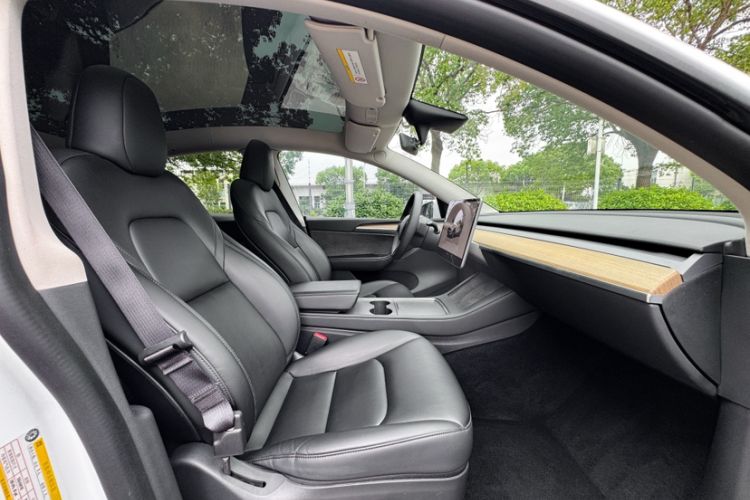 Used Tesla Model Y 2022 Rear-Wheel-Drive Version Right Front Seat