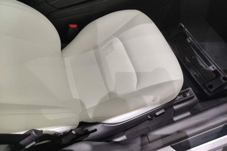 Used Tesla Model Y 2022 Rear-Wheel-Drive Version Right Front Seat
