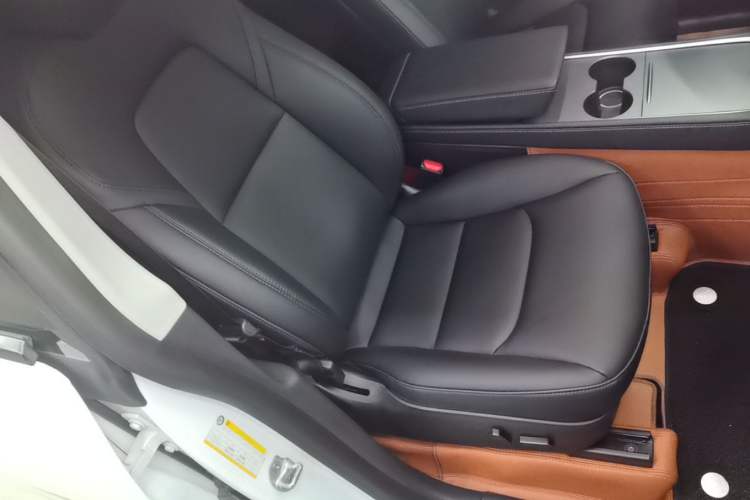 Used Tesla Model Y 2022 Long-Range All-Wheel-Drive Version Right Front Seat