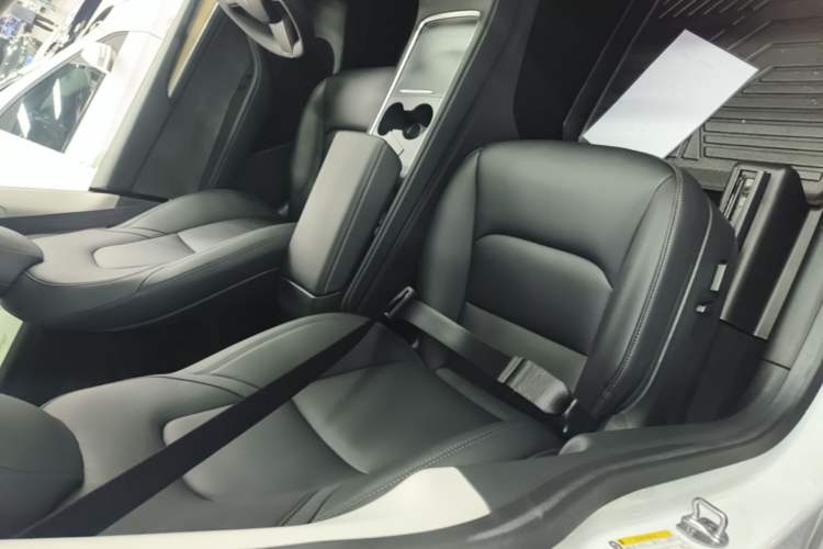 Used Tesla Model Y 2022 Rear-Wheel-Drive Version Right Front Seat