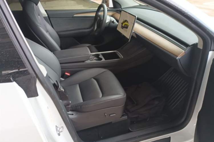 Used Tesla Model Y 2022 Long-Range All-Wheel-Drive Version Right Front Seat